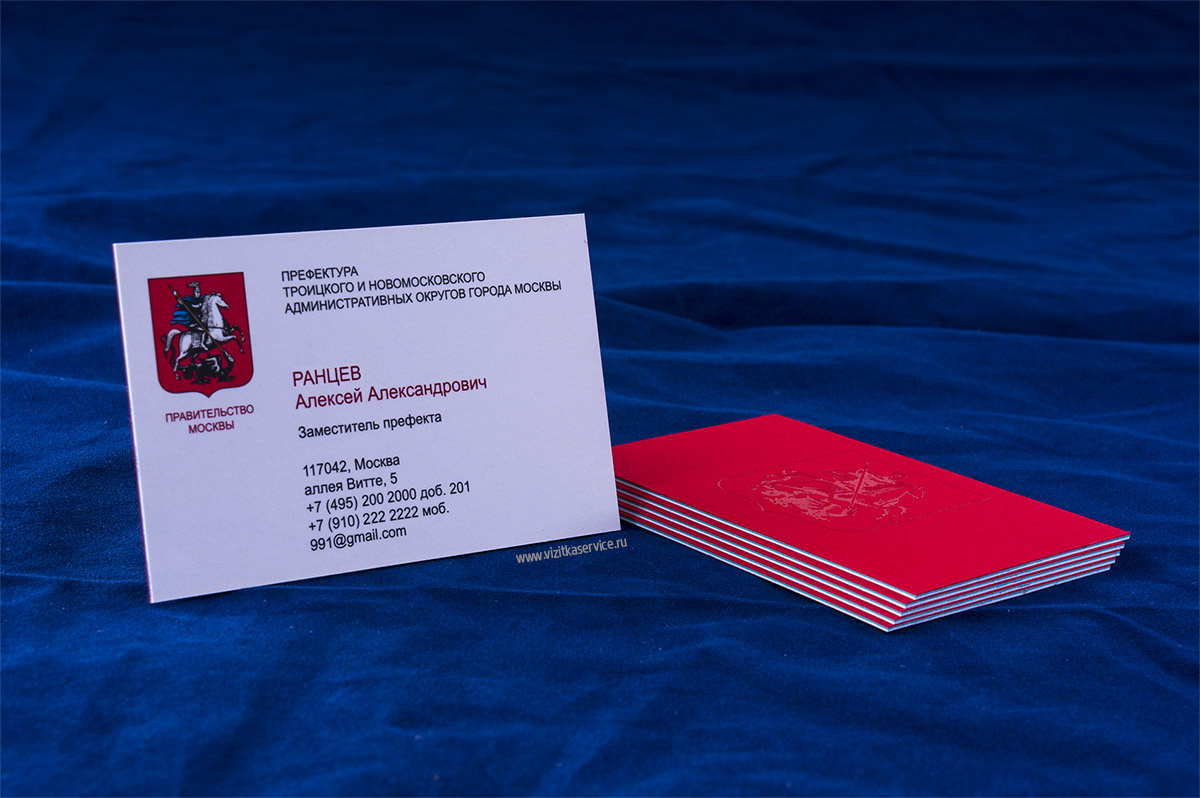 Если цвет ФИО заменить на черный, убрать "моб." и оборотную сторону сделать белой и гладкой  - прекрасный вариант