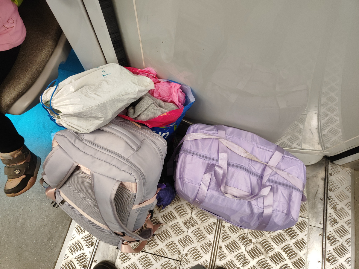 В сумке справа покупки) 