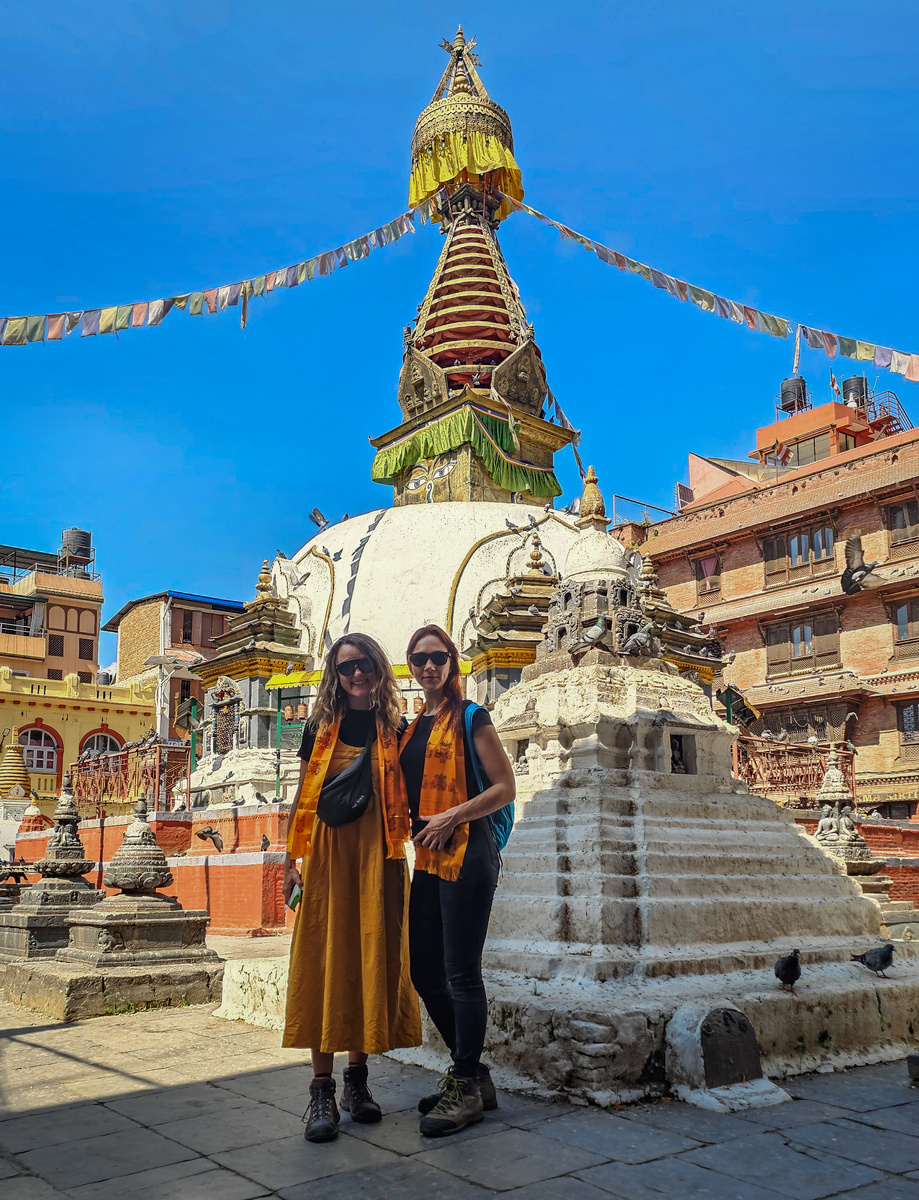 Мы с Леной в одном из дворников в центре Катманду