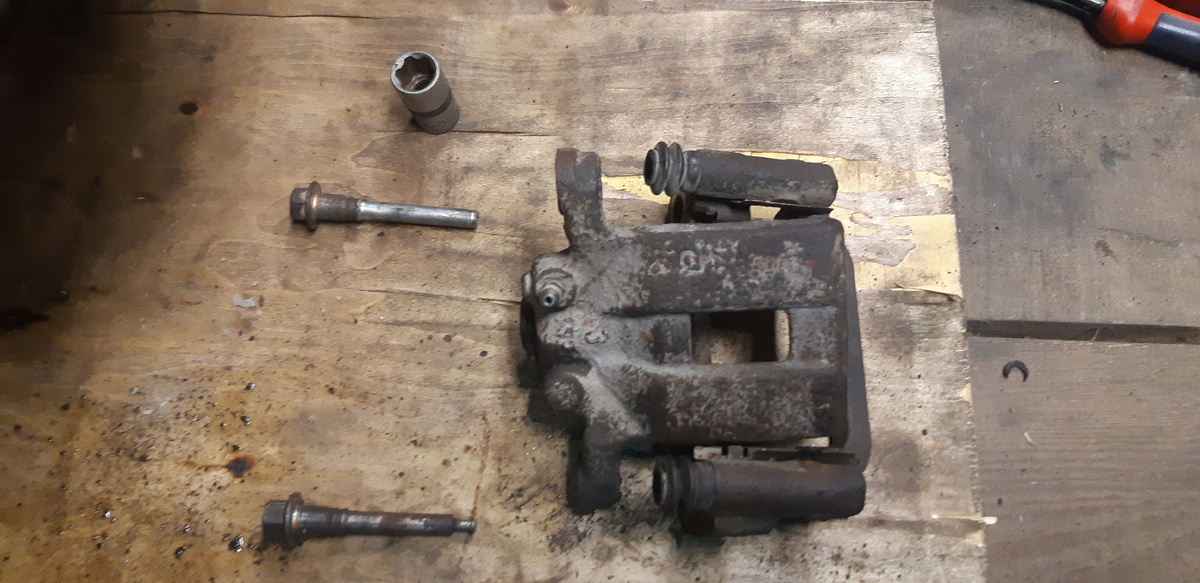 как стоят направляющие в заднем суппорте