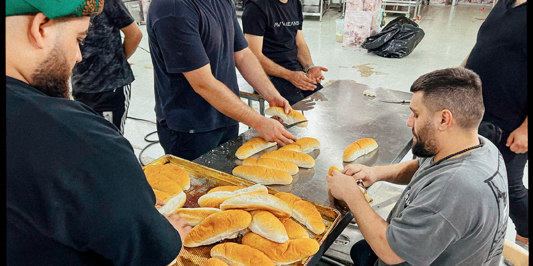 Страх и хаос в Ираке: мой день с волонтерами на кухне и как мы кормили паломников на Арбаин