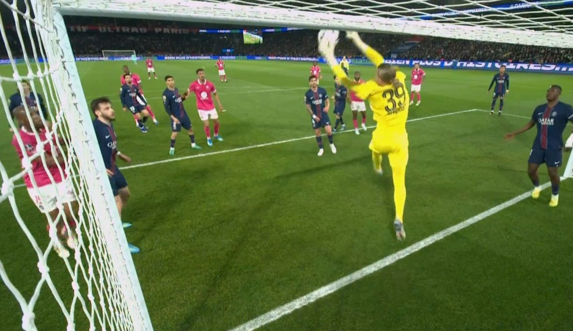 Матвей Сафонов не смог удержать мяч после подачи с угловой отметки. Фото: соцсети