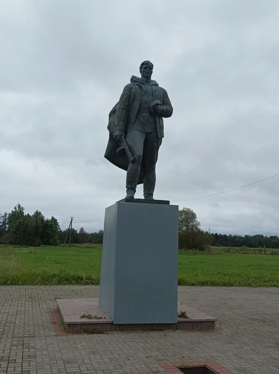 Памятник с фигурой партизана в полный рост