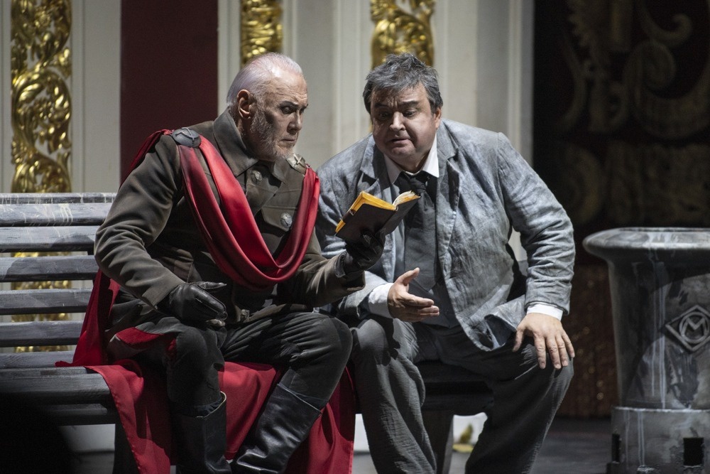    Сергей Лейферкус (слева) в роли Понтия Пилата в опере "Мастер и Маргарита". / Предоставлено самарским театром оперы и балета