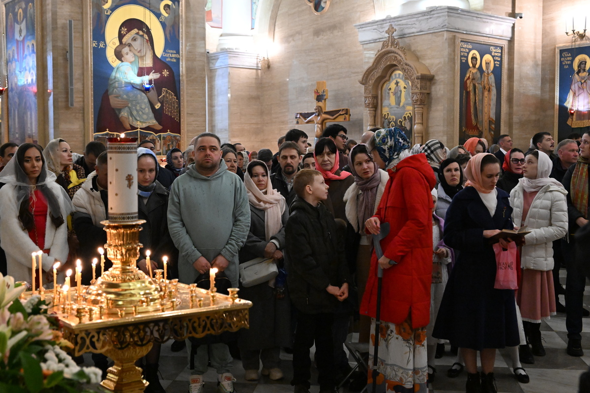     Пасхальное богослужение в Спасо-Преображенском кафедральном соборе во Владивостоке / РИА Новости / Виталий Аньков