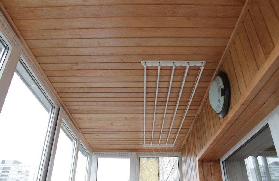 Потолок из деревянной вагонки на балконе
