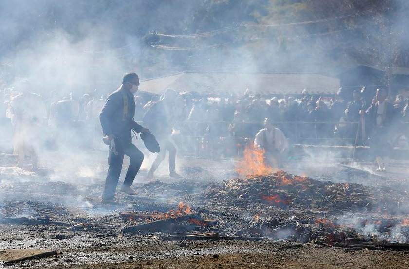 Выглядит, словно они целый дом сожгли и ходят по обломкам