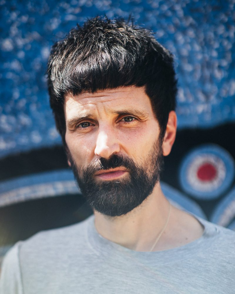 Серж Пиццорно из группы Kasabian на фестивале Glastonbury 2024. Фото: Энди Форд для NME