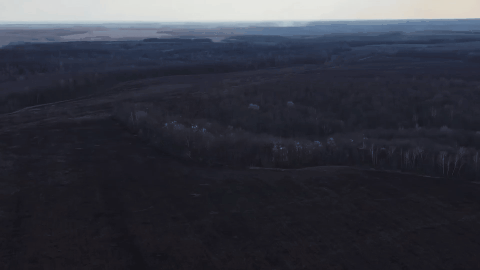    Поражение позиций ВСУ в лесном массиве восточнее Михайловки в Сумской области. Видео: "Северный ветер"