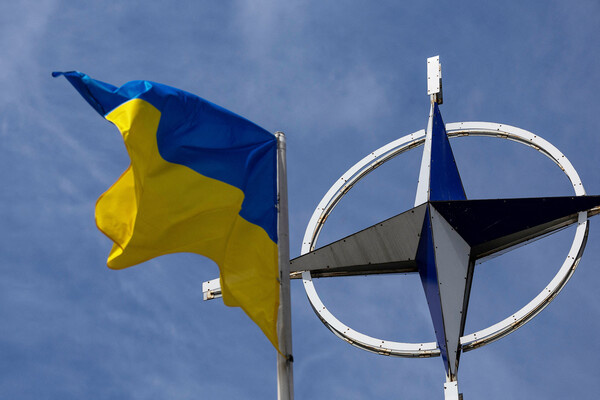 A Ukrainian national flag rises in front of the NATO emblem, amid Russia's attack on Ukraine, in central Kyiv, Ukraine July 11, 2023. REUTERS/Valentyn Ogirenko / Valentyn Ogirenko/Reuters   📷
