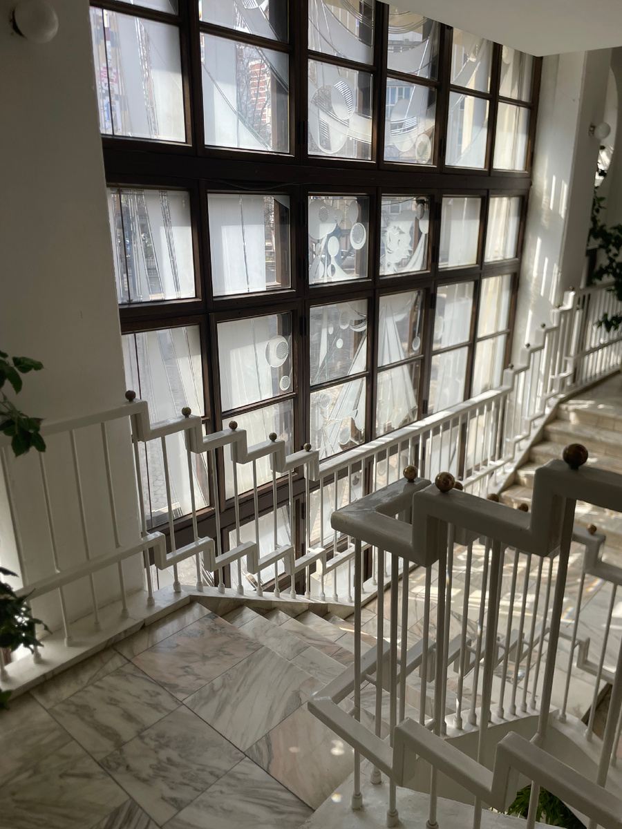 В солнечный день на лестнице пляшут радужные зайчики