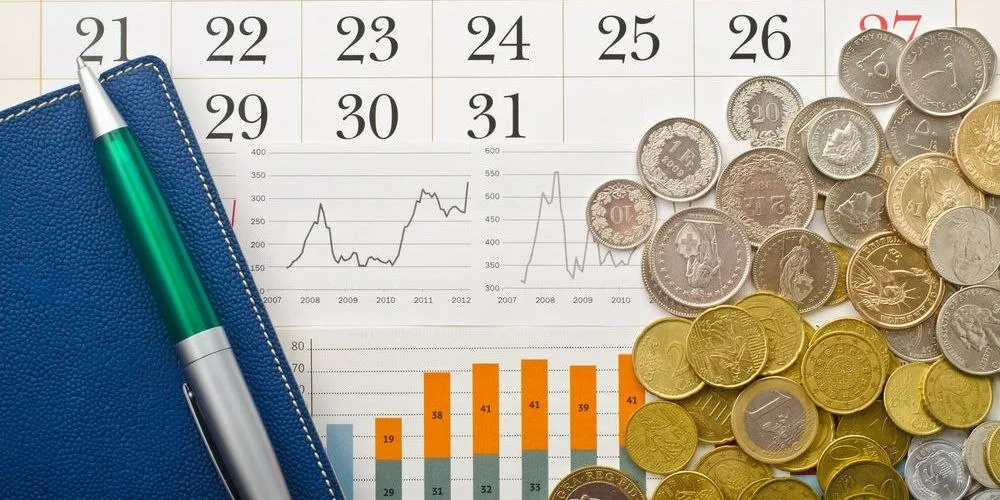 Апрель — это не только весна, но и месяц, когда в России вступают в силу десятки новых законов. Мы выбрали самые практичные изменения, которые коснутся почти каждого: от пенсий и кредитов до школы и гостиниц.
Сохраняйте чек-лист, чтобы не пропустить важное 👇