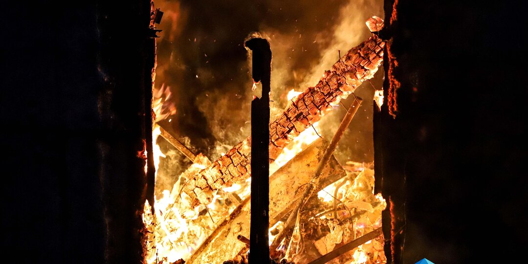 Люди эвакуированы: В Таганроге после атаки БПЛА на территории склада начался пожар