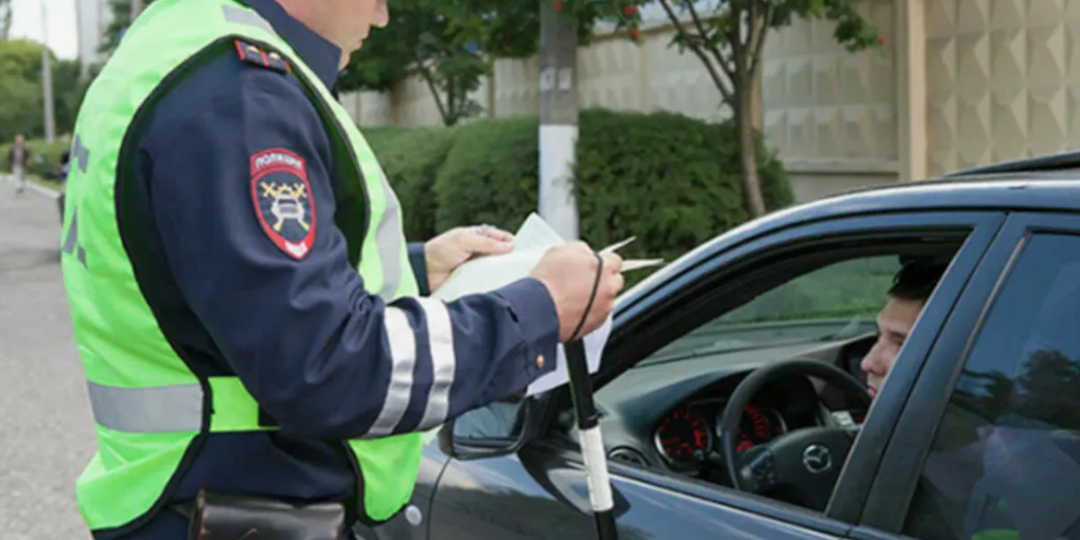 Почему нельзя отстегивать ремень безопасноти когда вас тормозит сотрудник ГАИ? Распространенная ошибка, которую совершают водители