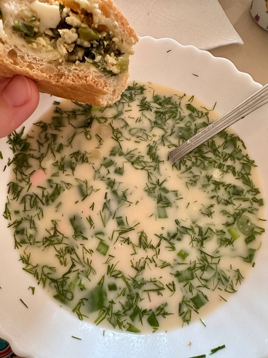 В прошлом году летом окрошка и пирожок с луком и яйцом. Идеальное сочетание 😁