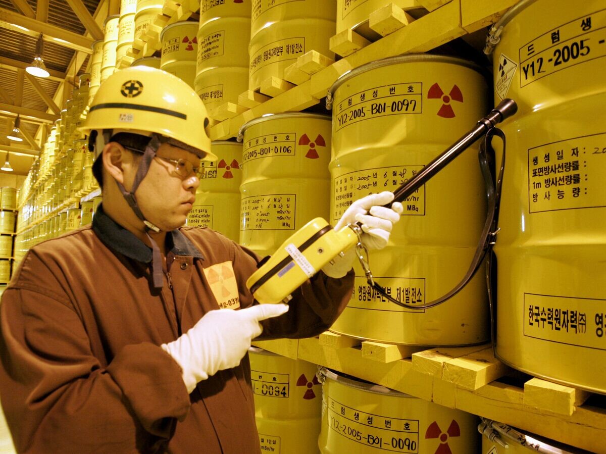    Работник проверяет на радиацию бочки с ядерными отходами на атомной станции в Южной Корее | © AP Photo / Lee Jin-man