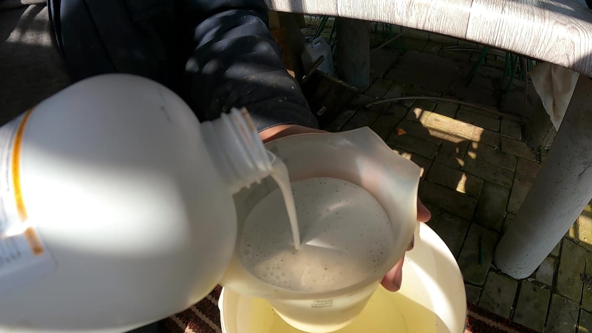 Само средство представляет собой маслянистую эмульсию белого цвета