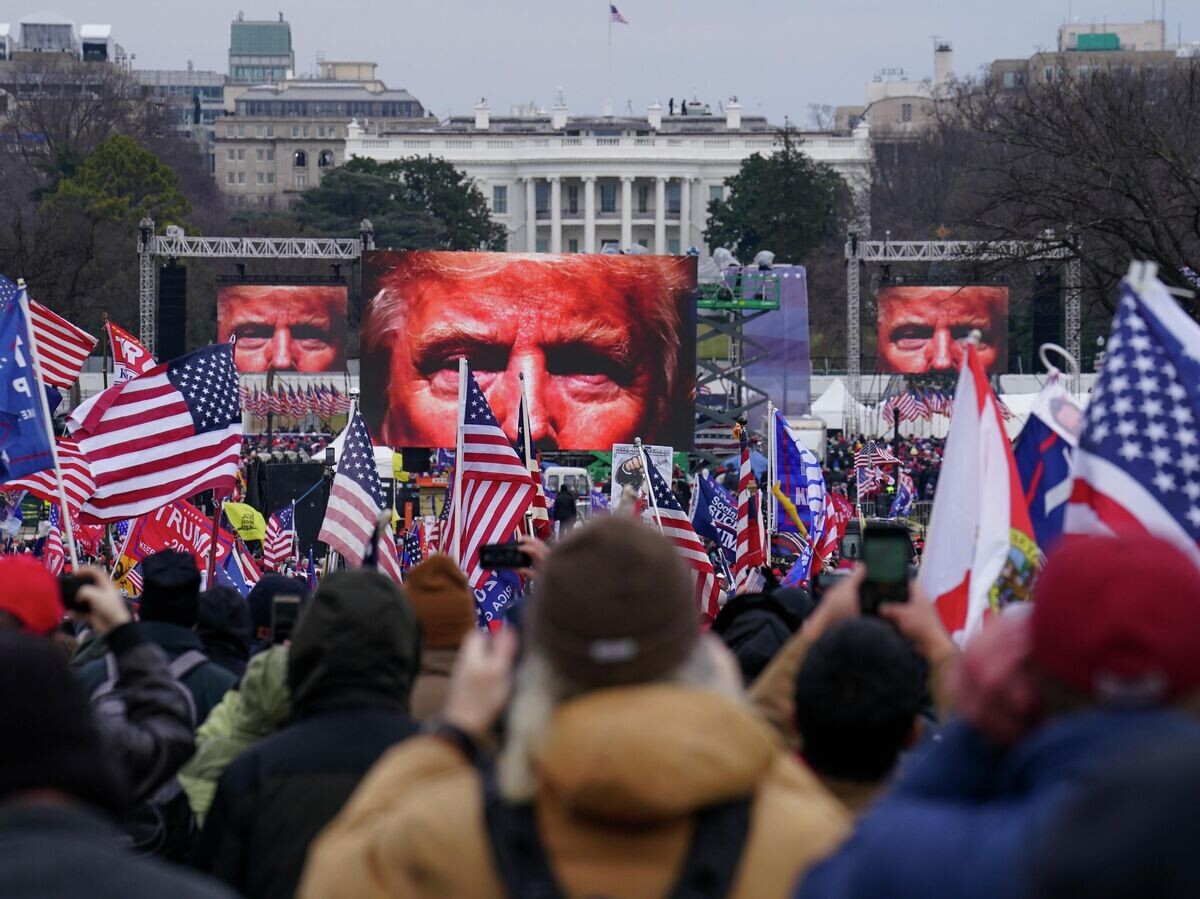    Сторонники Трампа участвуют в митинге в Вашингтоне | © AP Photo / John Minchillo