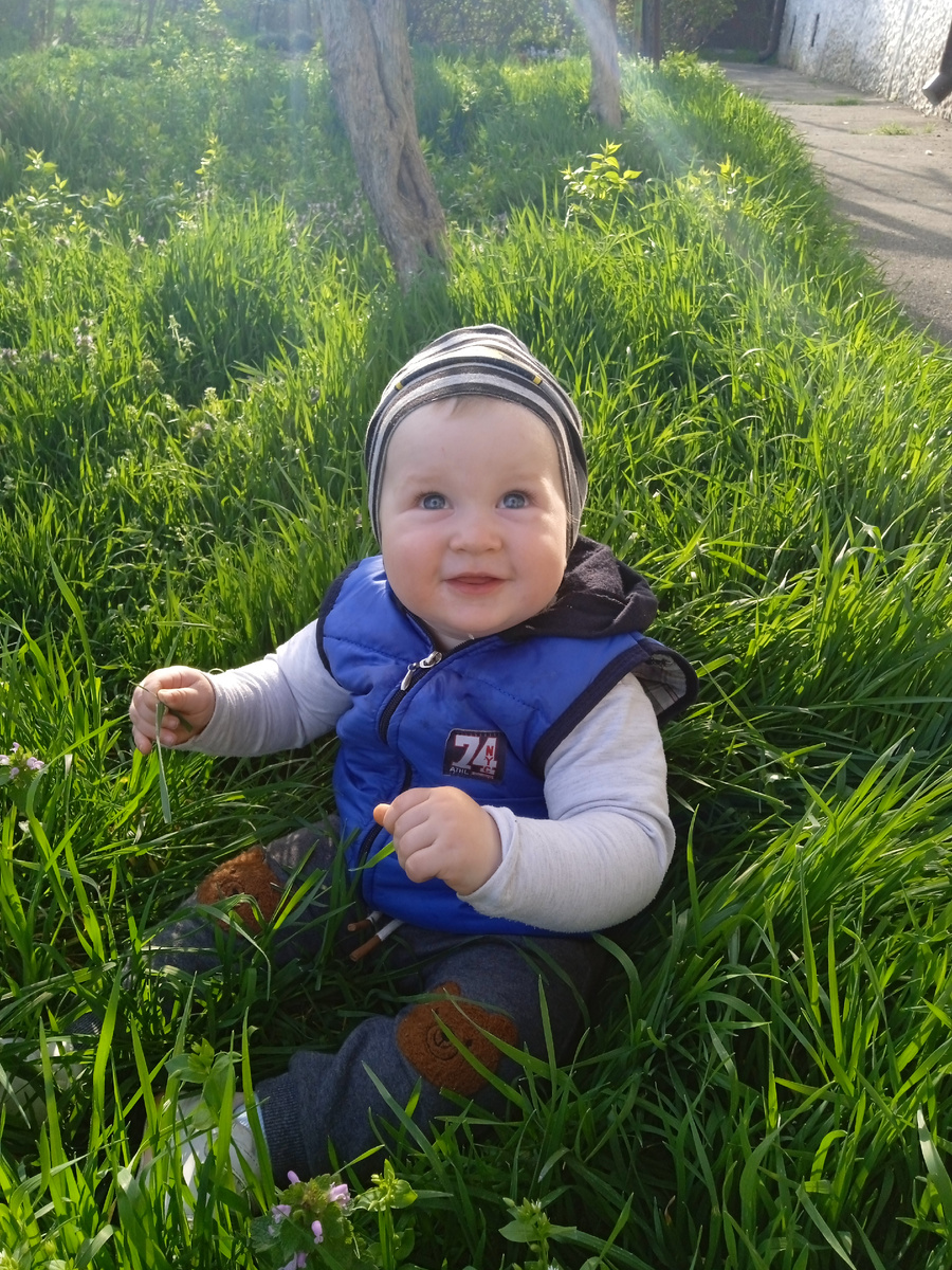 Два года — это целое состояние!» — тёплая история о маленьком Грише, которому сегодня исполнилось два годика. Это рассказ о смышлёном мальчике, его любящих родителях Анастасии и Владиславе, заботливых бабушке Лене и прабабушке Тане, а также о весёлых играх с двоюродными братиком Женей и сестричкой Алиной. Читателя ждут забавные семейные сценки: как Гриша прятал носок в грузовике, командовал ужином, рисовал солнце для всей семьи и лечил бабушку поцелуем. История получилась очень добрая, искренняя и немного смешная. Идеально для уютного семейного чтения. С Днём Рождения, Гриша! 