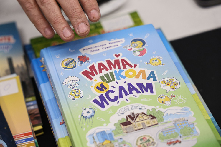    «Все книги я проверяю на своих детях — у меня их 10. Если им зашло, они с удовольствием слушают и что-то запоминают, значит, книга готова. Если скучная, то переделываем».   
Фото: Андрей Титов