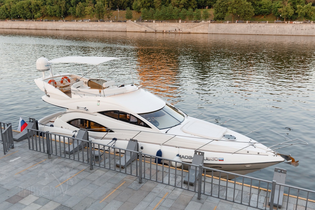 Моторная яхта Sunseeker 44 Manhattan пришвартована к причалу в центре Москвы