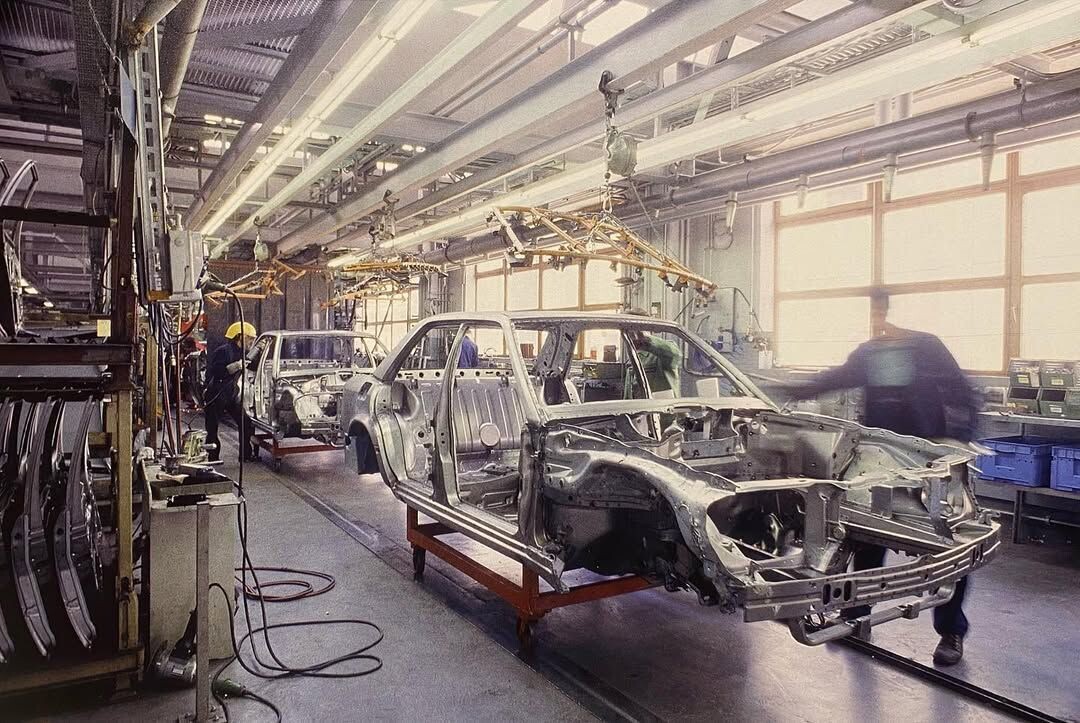 W124 на сборочной линии, начинающий свой путь в безотказные первые 10-12 лет эксплуатации.