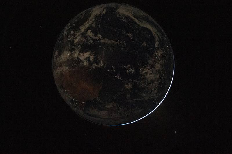 Второй снимок был сделан Уайзманом всего с разницей в несколько минут по сравнению с предыдущим. Заметная разница является результатом настроек камеры. На первом снимке более длинная выдержка позволила захватить гораздо больше света от Земли; тогда как более короткая выдержка на втором подчёркивает ночное свечение нашей планеты.