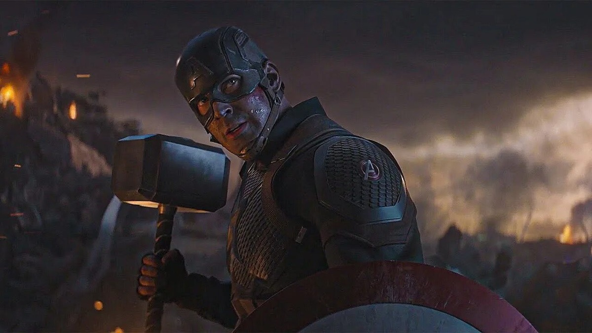 Стив Роджерс с Мьёльниром. Кадр из фильма. Источник: видеоролик на YouTube