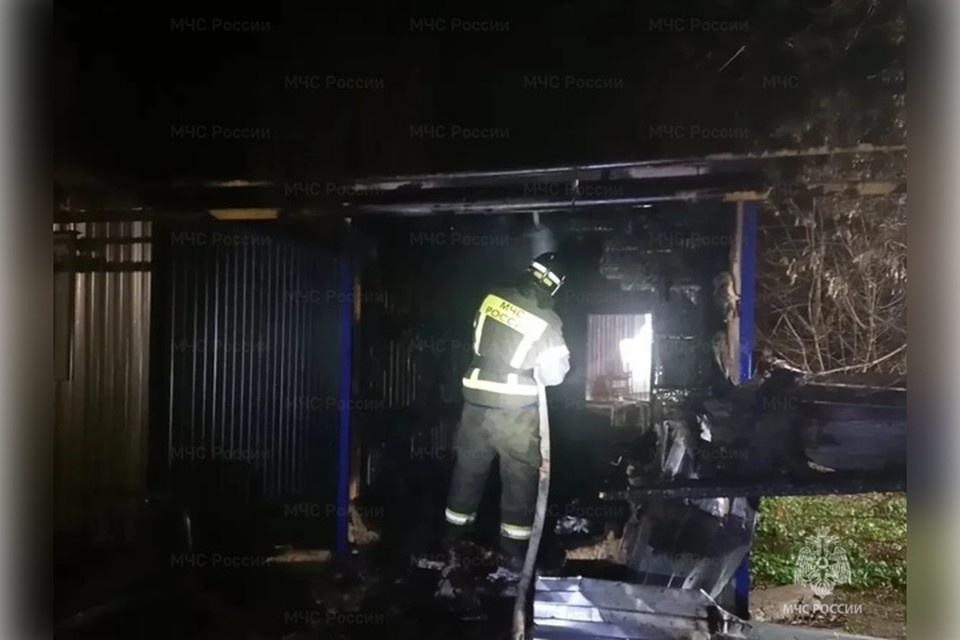    Пожар потушили ночью в Геническе. Фото: ГУ МЧС России по Херсонской области