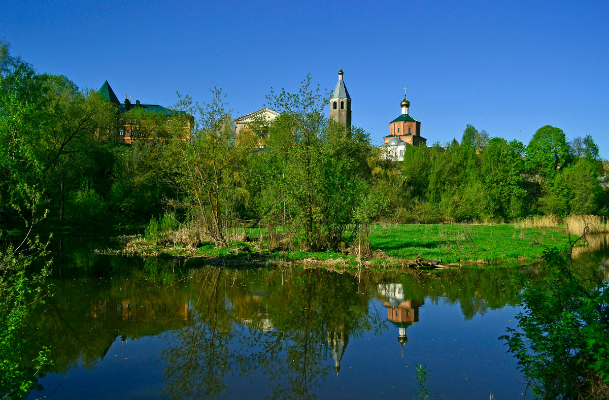 Вид на Троицкий собор с колокольней, церковь Воскресения Христова от реки Сестра. Фотоснимок автора статьи от 11 мая 2012 года.