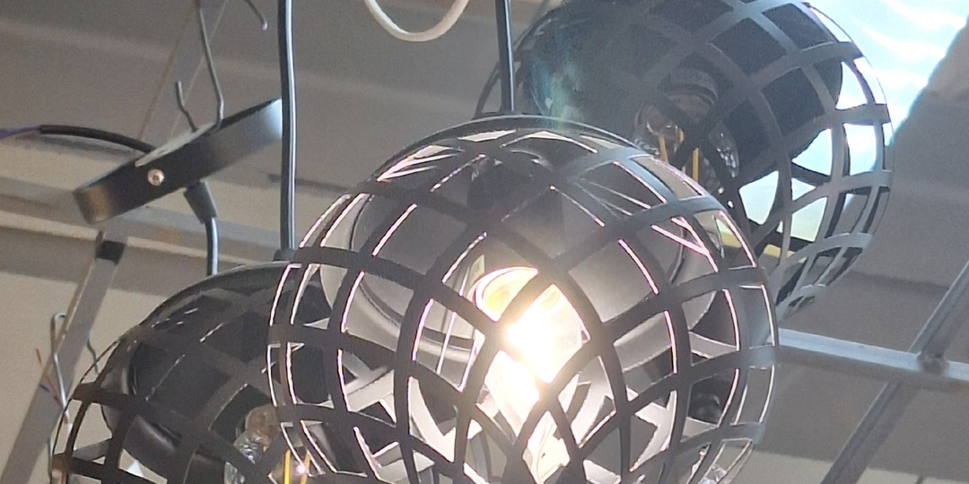 Подбираю обои и современнные светильники в 2026 году. Фото из магазинов