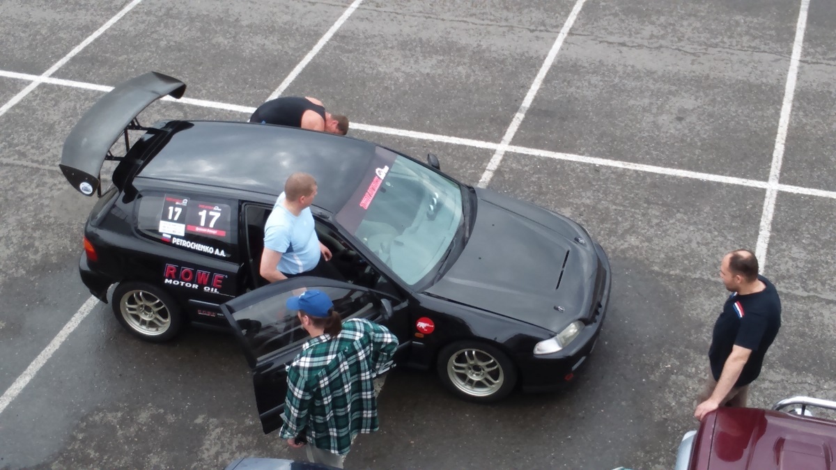 Лёха (садится за руль) накануне гонки на Красном Кольце в 2015 году. Сколько денег вбухано им в прокачку этой скромной, на вид "Хонды-Цивик"- жуть! "Ламборгини", блин, столько не стоят.