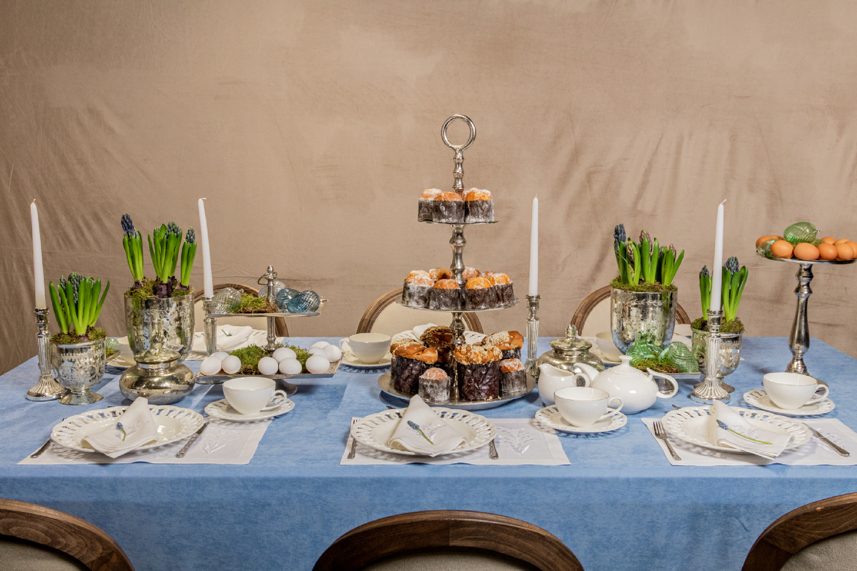 Идея пасхальной сервировки с серебряной посудой