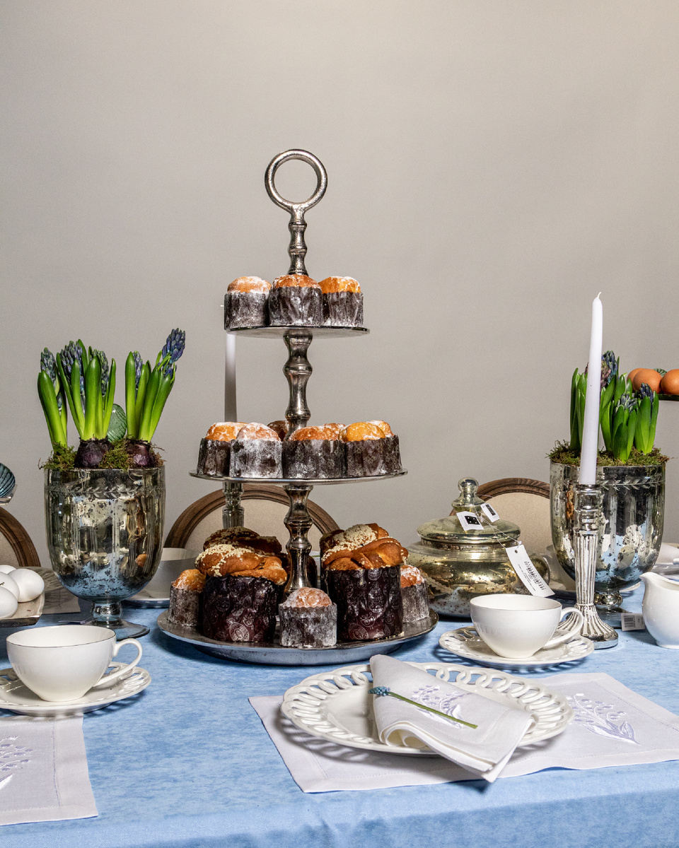 Куличи в пасхальной сервировке 