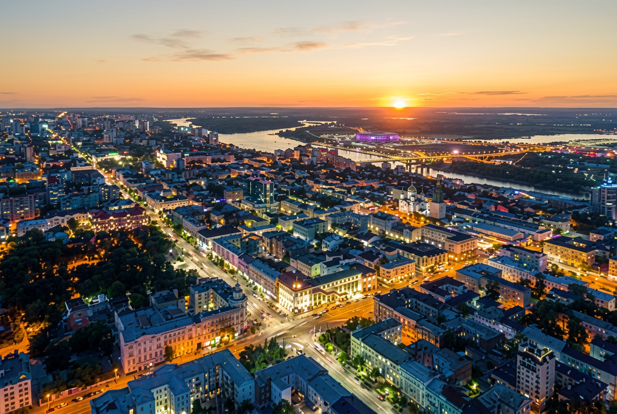 Городской пульс в золотой час. 🌇 Закат над Доном, фиолетовый маяк стадиона и бесконечные огни Ростова-на-Дону.