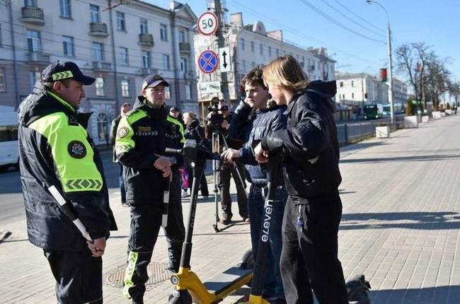 Сотрудники гомельской ГАИ инструктируют подростков-электросамокатчиков на правильный лад