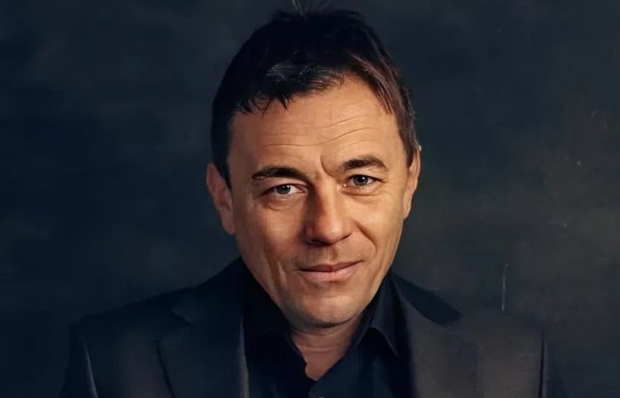 «Выручай меня»: как Елена Майорова причитала на плече Олега Василькова, первая жена сбежала в Германию, а отцом он стал после 50