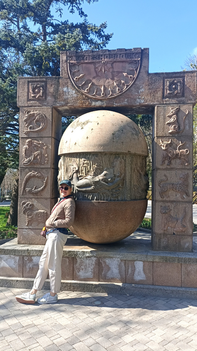 У скульптуры «Знаки зодиака» Железноводск. Для тех, кто едет на авто, вот координаты: 44.133860, 43.029235