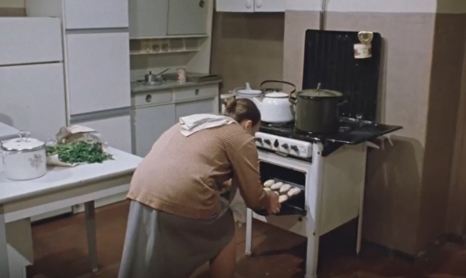 Кадр из фильма «Влюблён по собственному желанию» (1982). Скриншот.