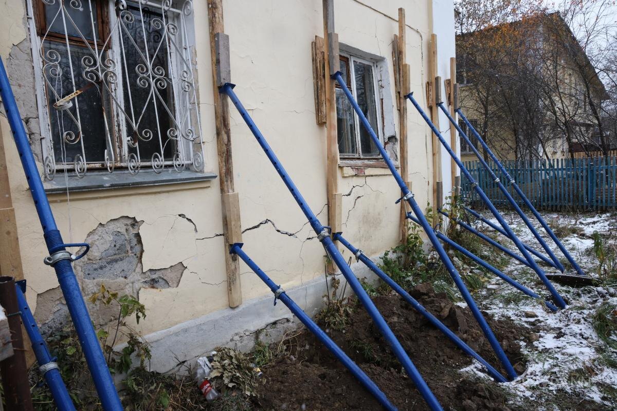    Дом, построенный в 1917 году, находится в аварийном состоянии: стены и перекрытия разрушаются, инженерные сети не работают