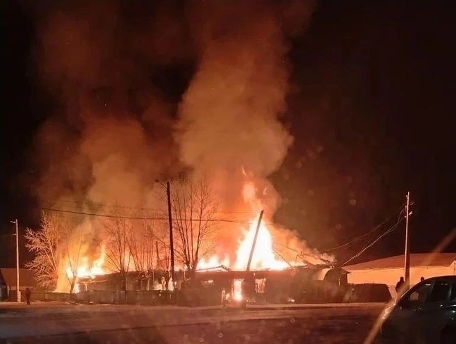 Рынок сгорел ночью в Калге — огонь тушили около четырёх часов