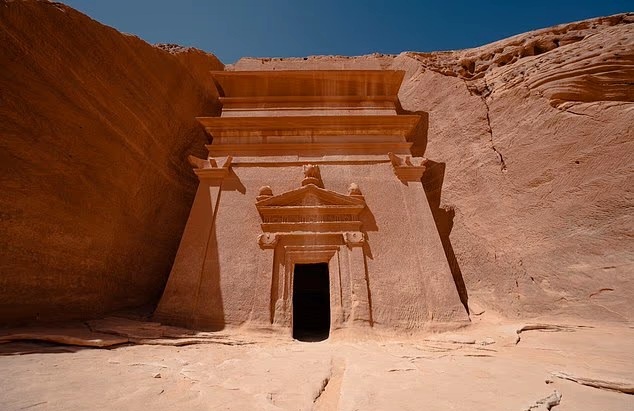 «Затерянный город» в Саудовской Аравии: древние набатейские гробницы, высеченные в скале в Хегре