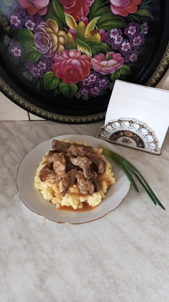 Много мяса на подушке из картофельного пюре. Фото автора.