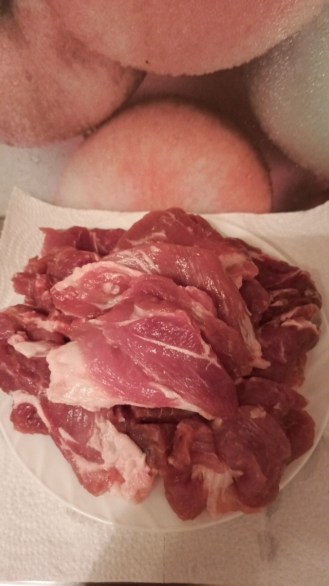 Мясо нарезать пластинами. Фото автора.