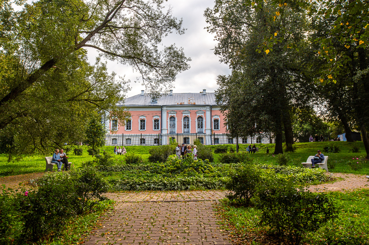 Усадьба Лопасня-Зачатьевское. Вид на главный дом со стороны парка. Сентябрь 2025. Чехов, Московская область. Фото автора статьи 