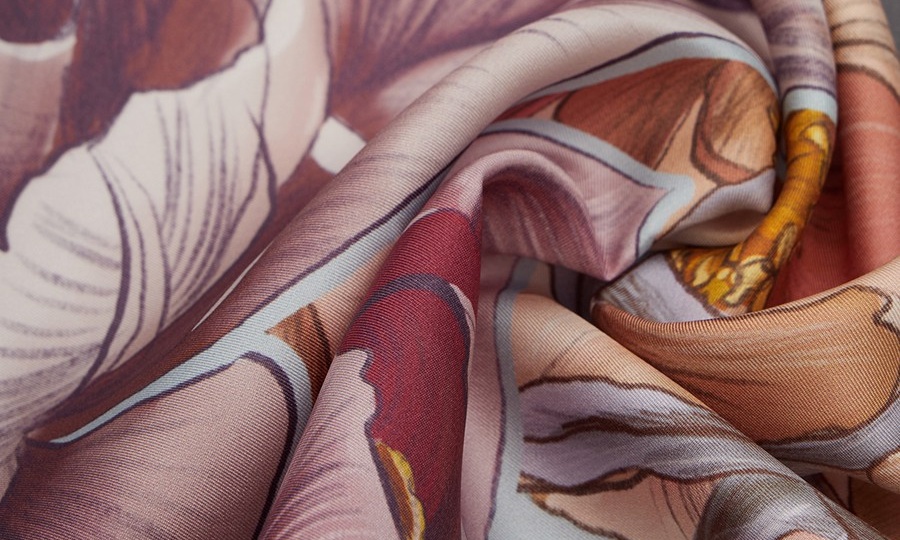 Платок — самый недооценённый аксессуар, который сейчас снова в центре внимания