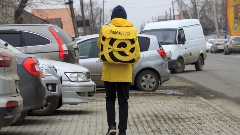     Курьер сервиса "Яндекс.Еда". Анна Зайкова.