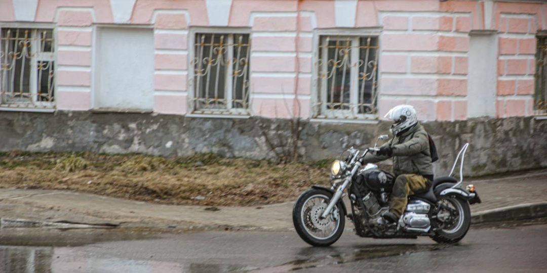 Брошенные синий Opel и серый ВАЗ ждут своих хозяев для эвакуации