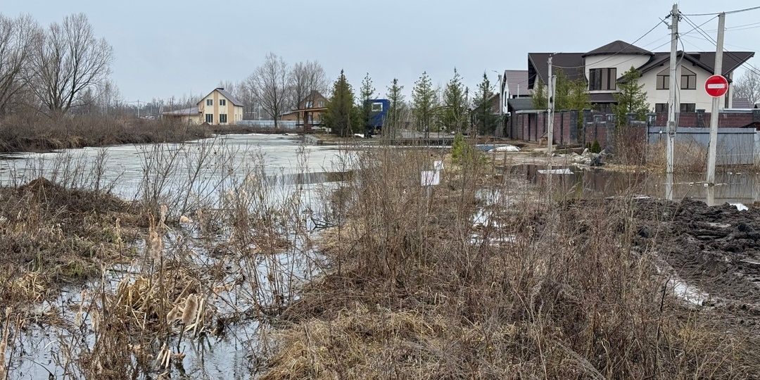 В уфимском поселке поднялся уровень озера и затопил участки и дорогу