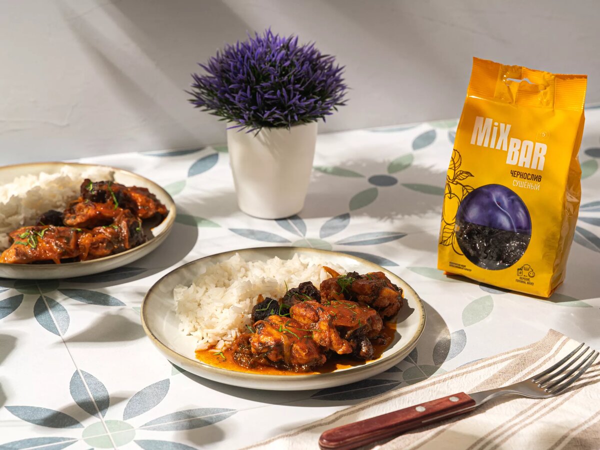 Курица с черносливом в томатном соусе